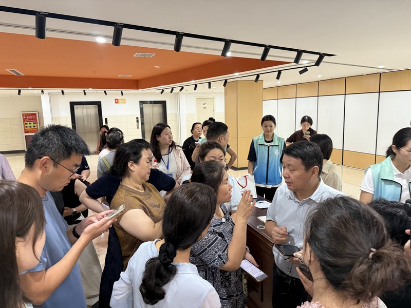 学员围在讲者身边请教