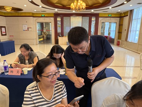 弯腰指导手机实操