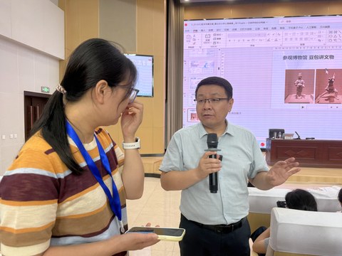 站立讲解，学员围坐实操