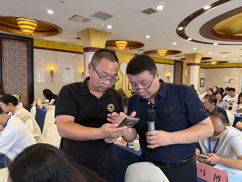 指导学员使用工具