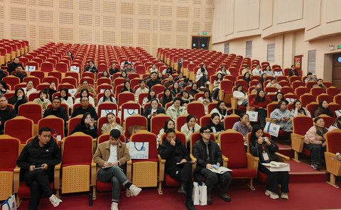 剧院式会场，座无虚席