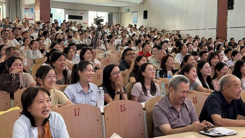 座无虚席（侧拍）