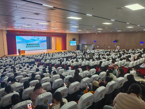 参会教师专注记录