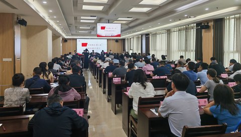 参会教师专注记录