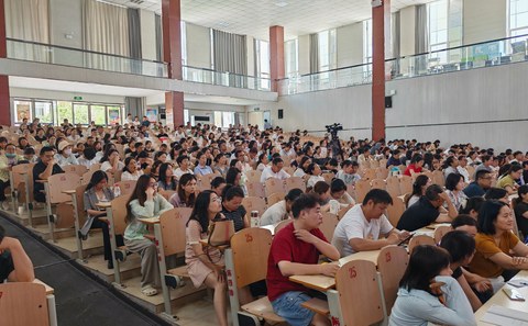 学员认真听讲