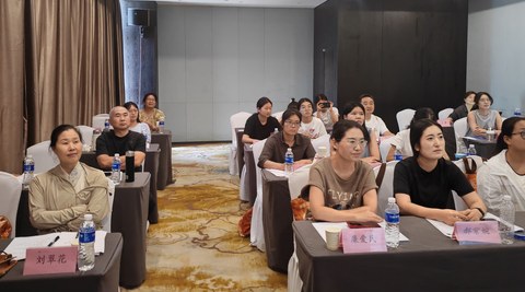 参会教师专注记录