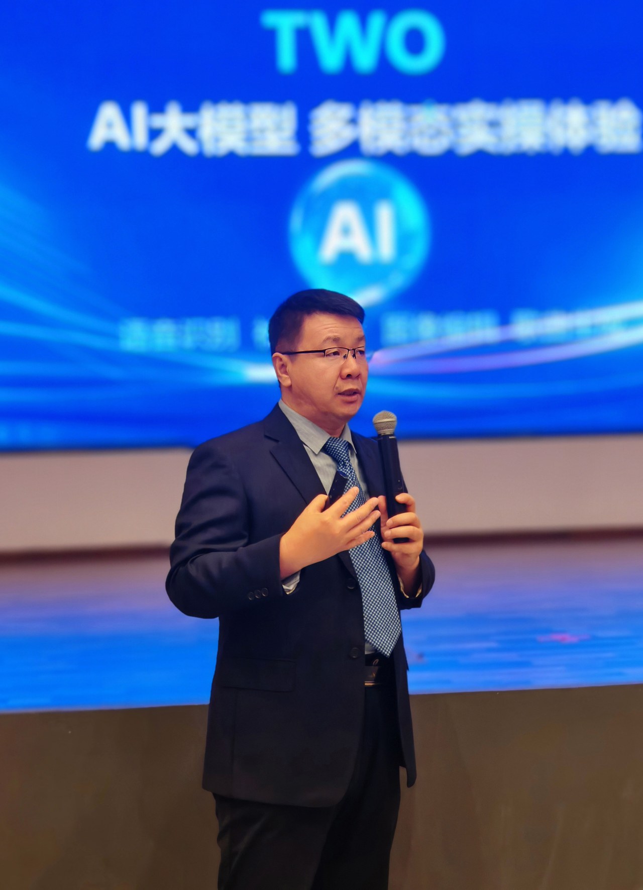 高老师手持话筒授课